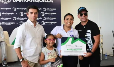 Alcalde Char junto a beneficiarios del programa 'Mi Techo Propio'.