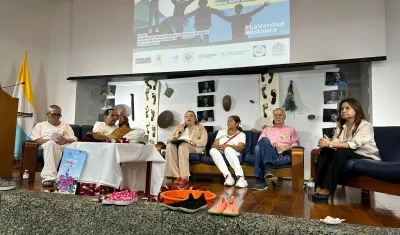 Coronel (r) Luis Fernando Borja y Rodrigo Londoño en conversatorio de la Universidad Javeriana de Cali. 