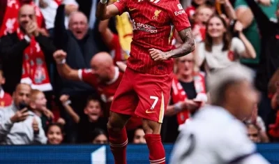 Luis Díaz celebrando uno de sus goles en el partido.