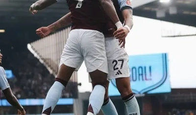Jhon Jader Duran celebrando su gol con Morgan Rogers.