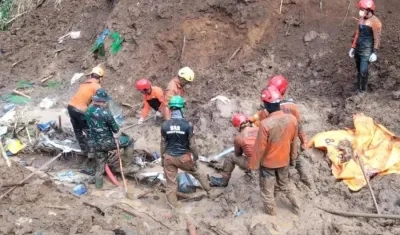 Colapso de una mina de oro ilegal en Indonesia.