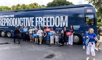 Líderes locales y nacionales se reúnen durante el lanzamiento de la gira en autobús "La lucha por la libertad reproductiva" de Harris-Walz, en Boynton Beach, Florida.