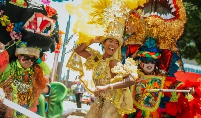 Hania Orozco, Reina Popular 2024 durante el desfile 'Picos de Oro'.