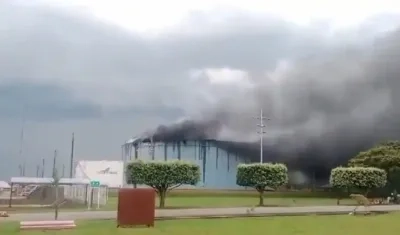 Tanque de almacenamiento incendiado. 