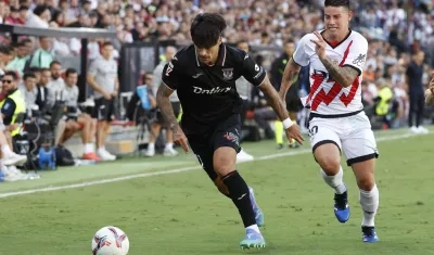 James Rodríguez marcando a un futbolista del Leganés.