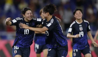 Manaka Matsukubo (izquierda) celebrando uno de sus goles.
