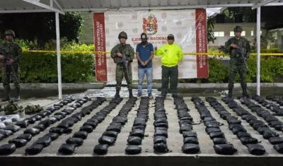 Los uniformados junto al capturado y parte de lo incautado.