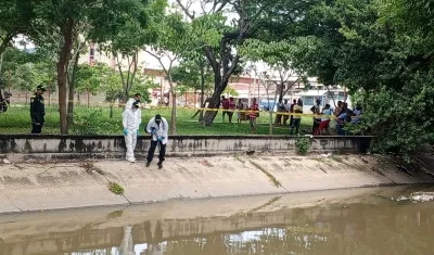 La Sijin de la Policía en el lugar donde fue encontrado el cuerpo. 