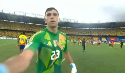 'Dibu' Martínez pegándole a la cámara.