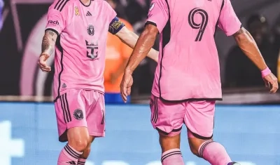 Lionel Messi celebrando con Luis Suárez. 