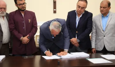 El ministro de Salud, Guillermo Alfonso Jaramillo, firmando la Reforma a la Salud.