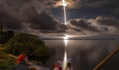 La misión Polaris Dawn despega en un cohete Falcon 9 de SpaceX desde el Complejo de Lanzamiento 39A del Centro Espacial Kennedy en Cabo Cañaveral, Florida.