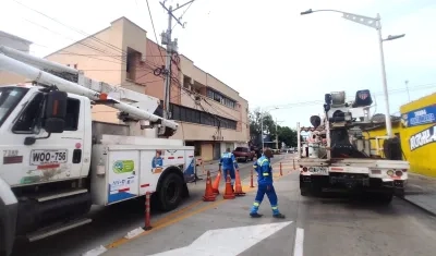 Operarios de Air-e en labores de reparación. 