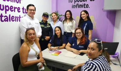 La primera dama del Distrito Katia Nule, el Alcalde de la localidad Norte Centro Histórico Laurian Puerta Ruiz y funcionarios del Distrito y Policía durante la inauguración del nuevo punto de la Oficina de la Mujer.