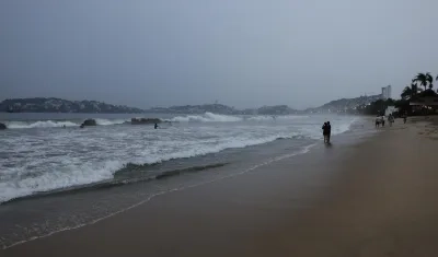 Fuerte oleaje producido por el huracán en la ciudad turística de Acapulco. 