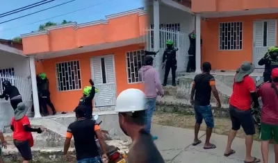 Momento en que comunidad agrede al presunto autor del crimen.
