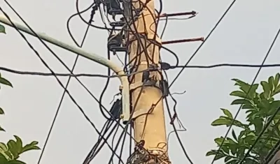 Poste donde se encontraba el problema de energía a la vivienda afectada. 