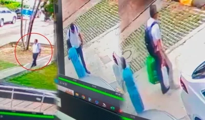 Uno de los ladrones cuando recibía la caja fuerte por parte de la empleada doméstica. 