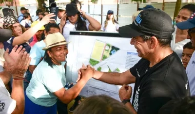 Alcalde Alejandro Char estuvo con la comunidad beneficiada.