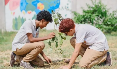 Jóvenes participando en la jornada de siembra.