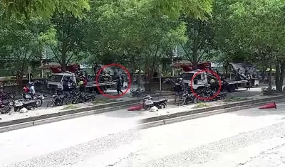 Momento en que vandalizan grúas.