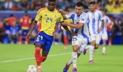 Jhon Córdoba y Lisandro Martínez, en la final de Copa América.