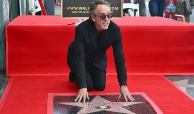 Tim Burton recibiendo su estrella en el Paseo de la Fama de Hollywood.
