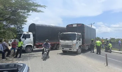Camiones bloqueando la vía que conecta a Barranquilla con Palermo. 