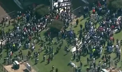 Personal evacuado luego del tiroteo.