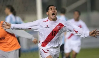 Johan Fano celebrando un gol contra Argentina en las Eliminatorias 2010.