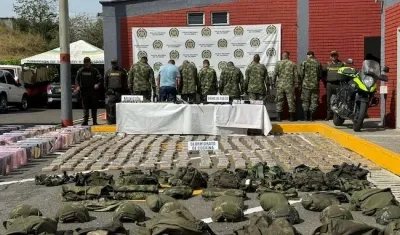 Personas capturadas junto al cargamento incautado. 