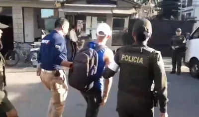 Autoridades con el ciudadano israelí.