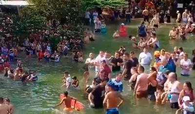 Los lesionados tuvieron que ser evacuados en camilla en medio del rio.