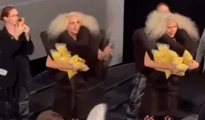 Lady Gaga entregando palomitas de maíz a sus seguidores. 