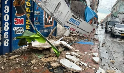 Así quedó la zona tras caída del plafón.