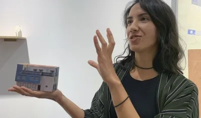 La artista colombiana Nathalia Lasso junto a su obra 'Recortable N.º 1', en el Centro Cultural García Márquez.