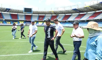 El alcalde Alex Char durante su inspección al estadio Roberto Meléndez.