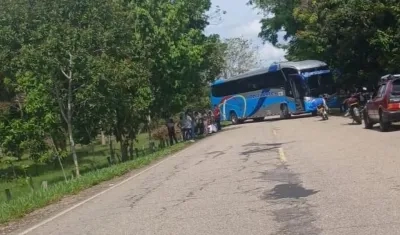 El bus que fue atravesado en la vía por guerrilleros del ELN. 