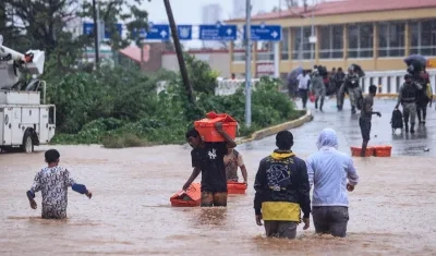 Personas afectadas por el ciclón John.