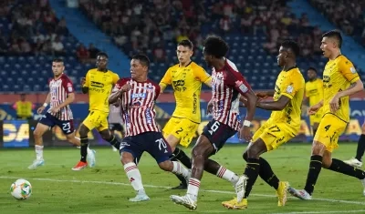 Carlos Bacca en uno de los ataques de Junior sobre la portería de Santa Fe. 