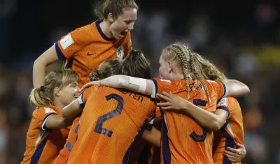 Jugadoras de Países Bajos celebran uno de sus goles ante Francia.