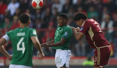 El boliviano Diego Medina despeja ante el asedio del venezolano Yordan Osorio.