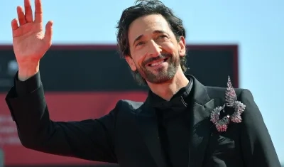 El actor estadounidense Adrien Brody llega al estreno de 'The Brutalist'. 