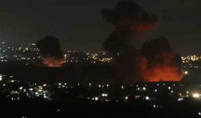 El humo se eleva desde el lugar del ataque.
