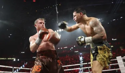 Saúl 'Canelo' Álvarez durante su pelea con el puertorriqueño Édgar Berlanga.