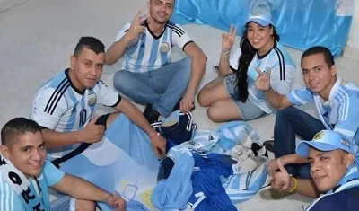 Jóvenes colombianos aficionados de la selección Argentina 