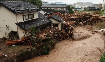 Dos de los desaparecidos en la región fueron arrastrados por un río desbordado.