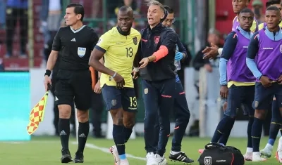 Enner Valencia festeja su gol con el técnico Sebastián Beccacece.