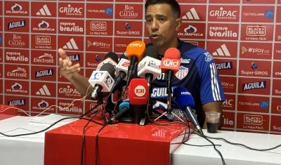 César Farías atendió a los medios en la sede Adela de Char. 