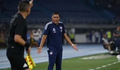 César Farías reclama con energía una acción al árbitro asistente. 